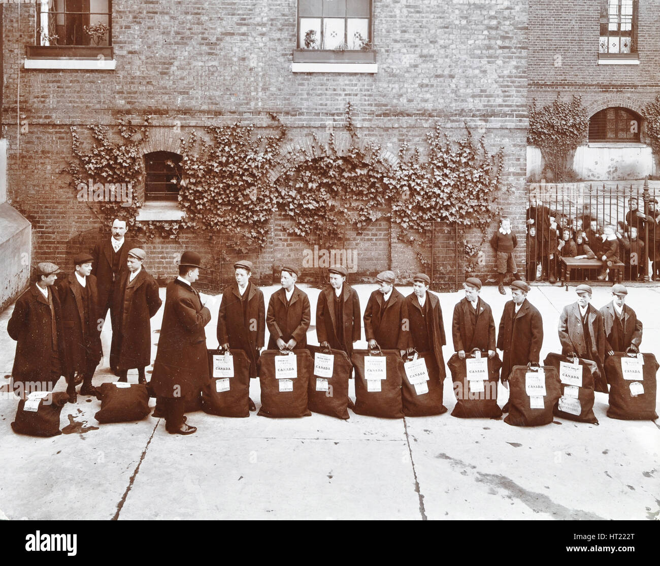 Appello dei ragazzi attorno ad emigrare in Canada, Essex, 1908. Artista: sconosciuto. Foto Stock