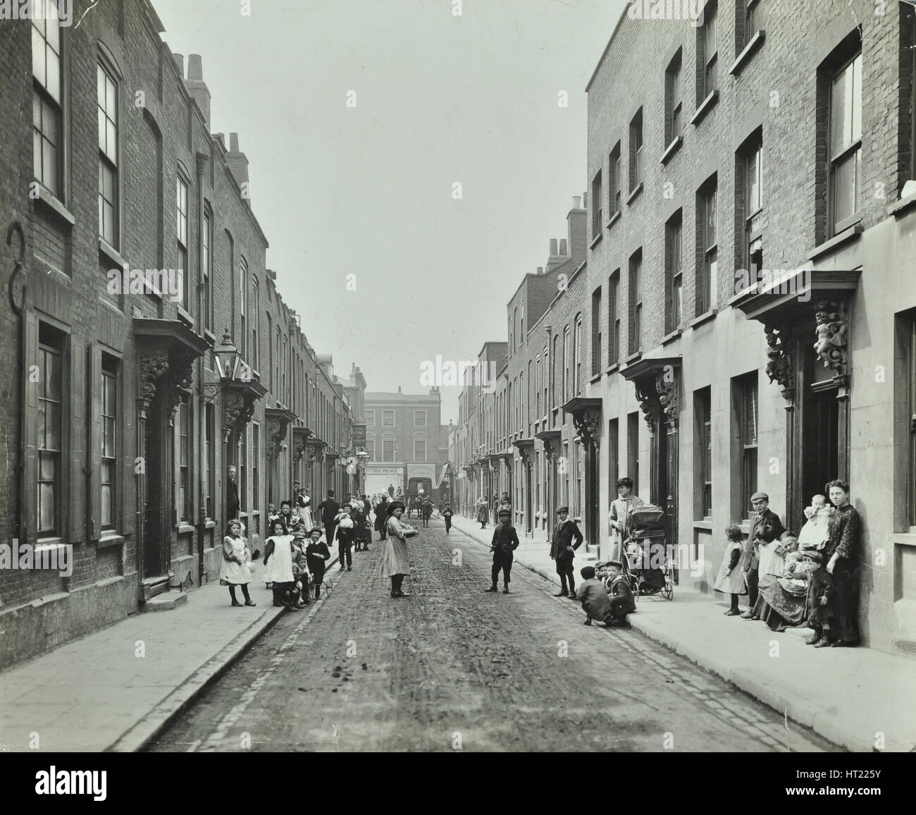 La gente per strada, Albury Street, Deptford, Londra, 1911. Artista: sconosciuto. Foto Stock