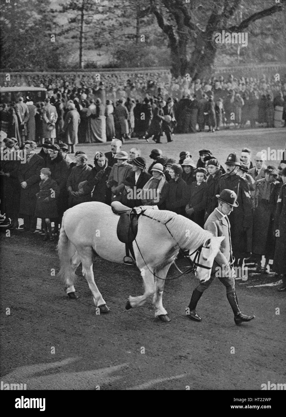 'La Sella vuota: King George white pony, Jock, essendo portato in processione', 1936. Artista: sconosciuto. Foto Stock