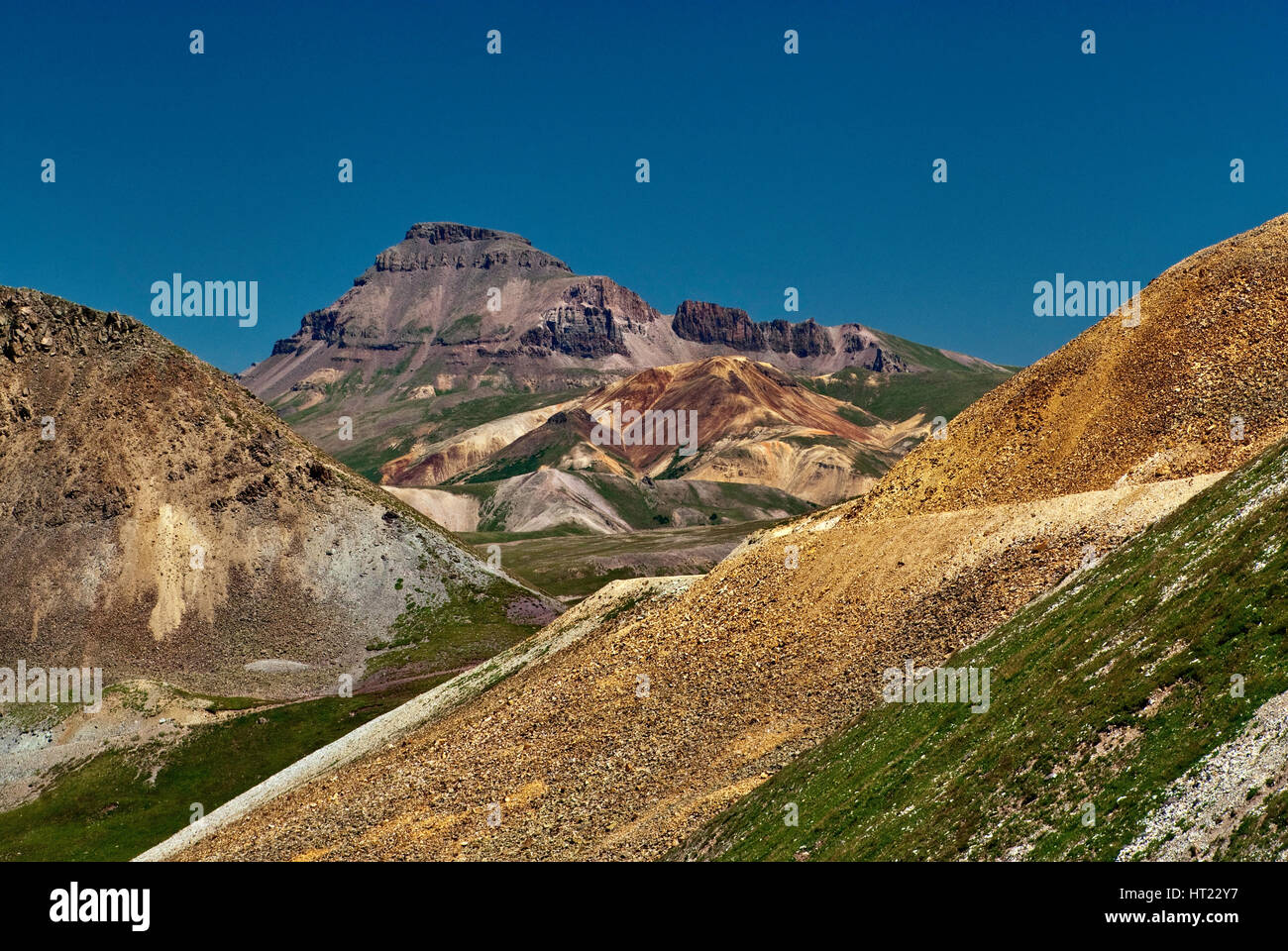 Alpine jeep Loop Road attraversando i depositi di detriti nei pressi di ingegnere Pass, Uncompahgre picco in distanza, San Juan Mountains, Colorado, STATI UNITI D'AMERICA Foto Stock