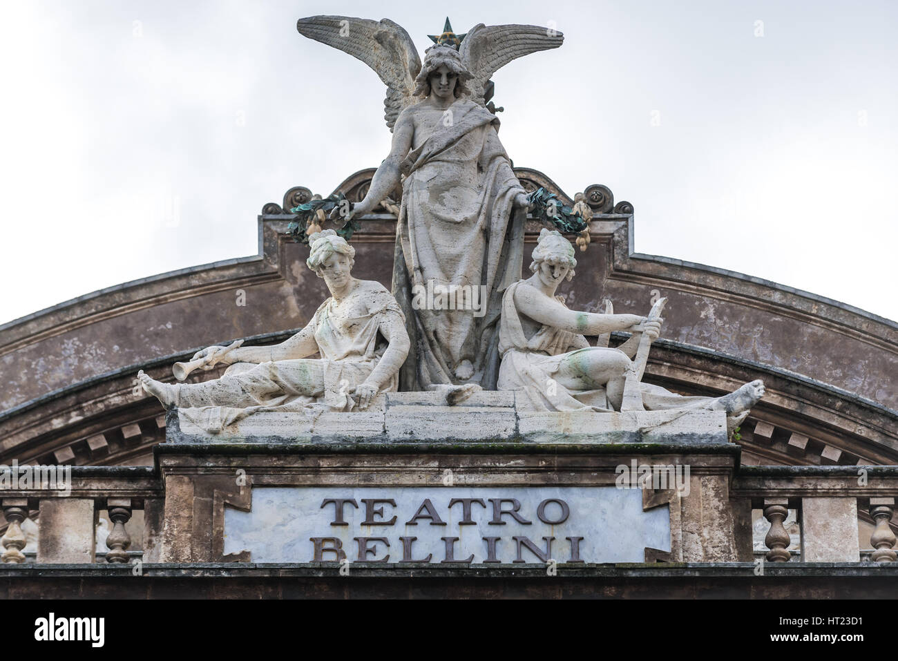 Dettagli della facciata del Teatro Massimo Bellini opera house (chiamato dopo Vincenzo Bellini) su Vincenzo piazza Bellini di Catania, Sicilia, Italia Foto Stock