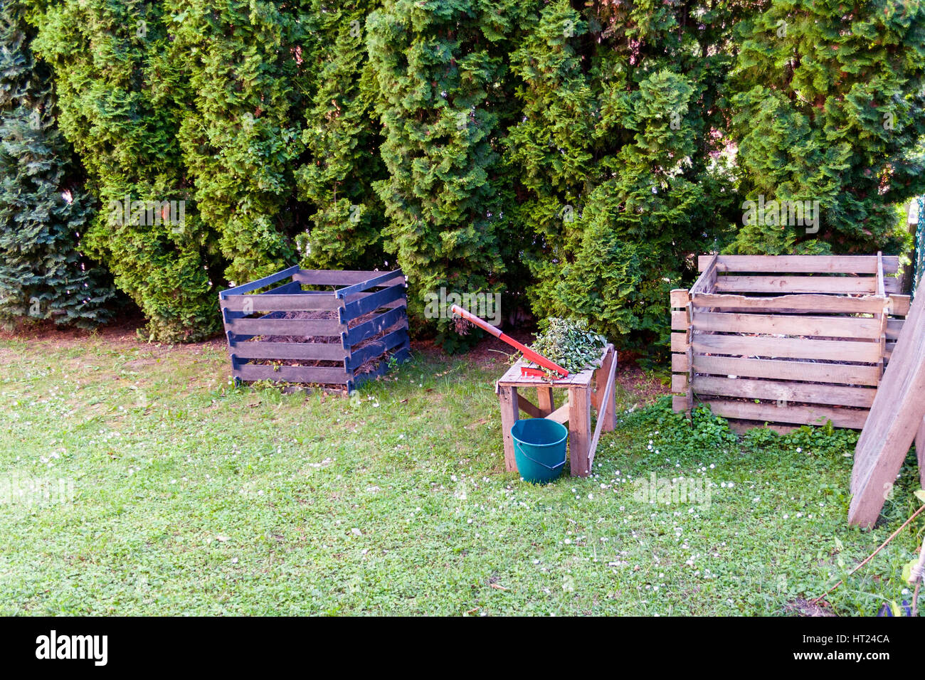 Fresa di compost e compostaggio fotogrammi in un cortile Foto Stock