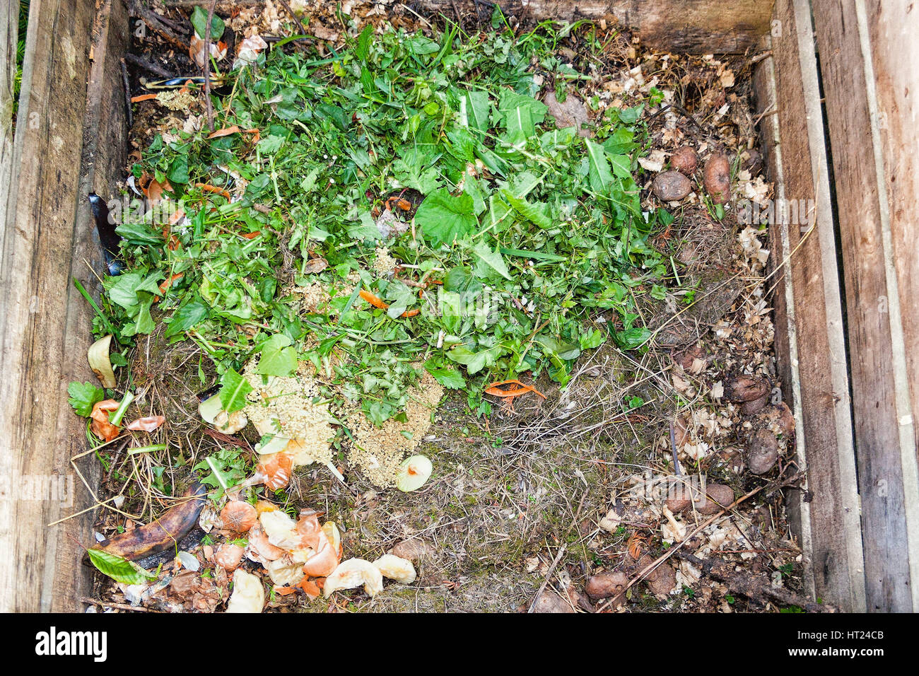 Riducendo in concime organico materiale nel palo di composto Foto Stock