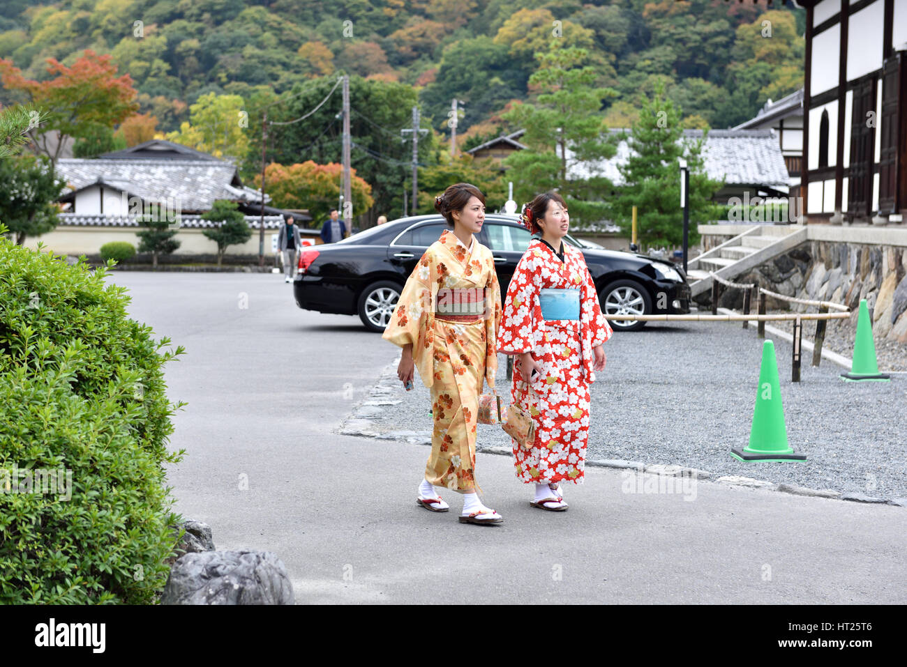KYOTO, Giappone - Novembre 05, 2014: Non identificato signore giapponese vestita in kimono camminando sulla strada. Foto Stock