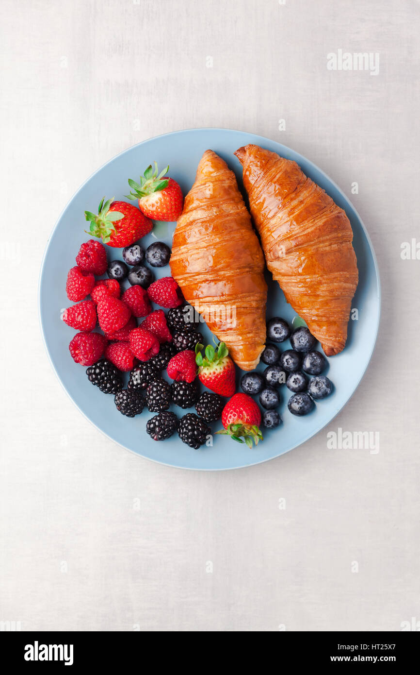 In estate la colazione fresca di bacche selvatiche e cornetti caldi Foto Stock