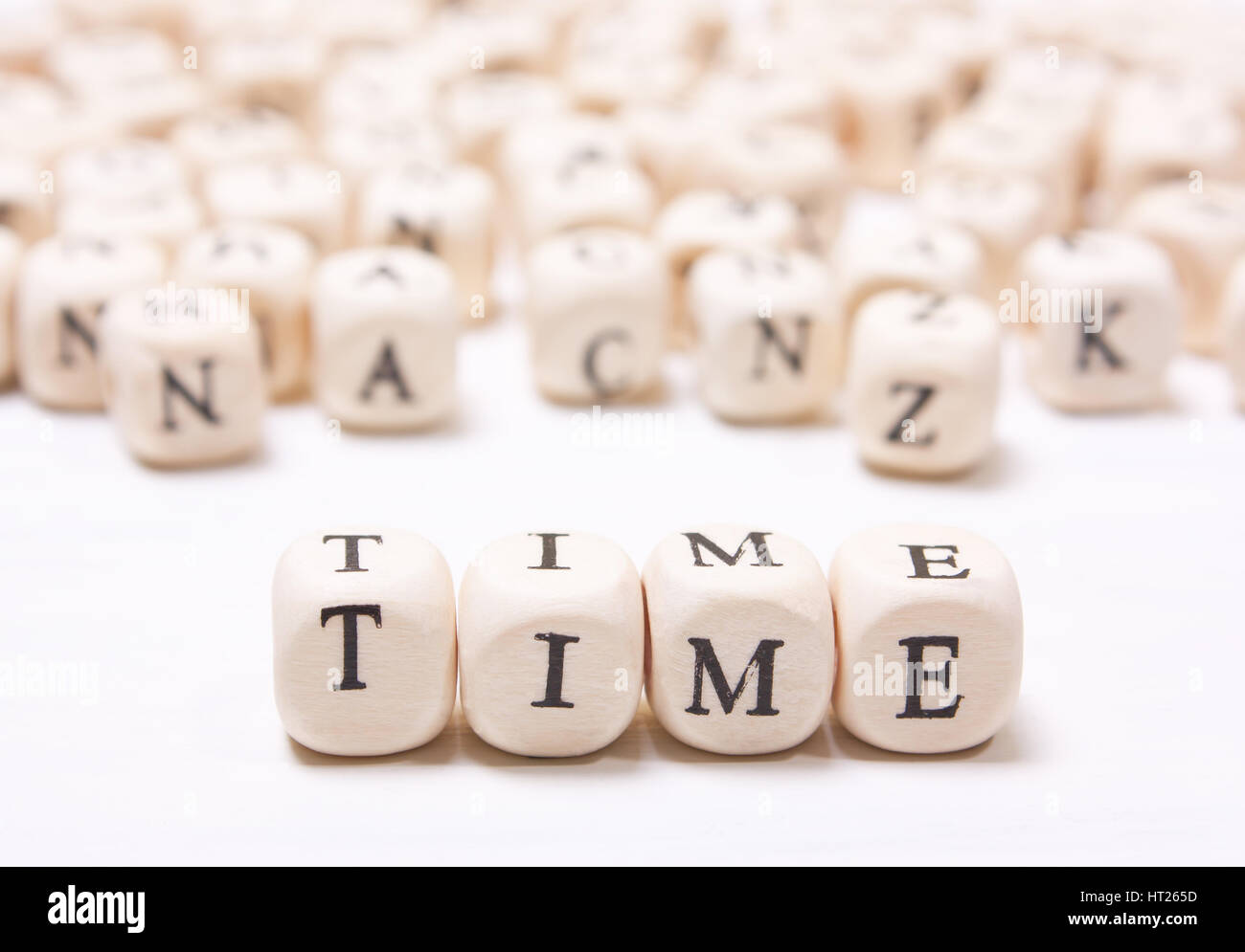 Il tempo di parola in mattoni. Il testo delle lettere sui dadi Foto Stock