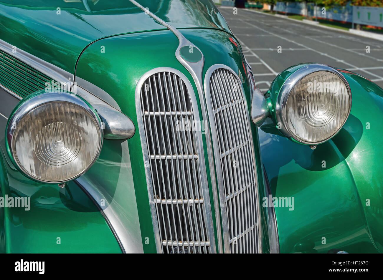 Esposizione di macchine e altre moto vintage technics. Prospettica di una vecchia automobile Foto Stock