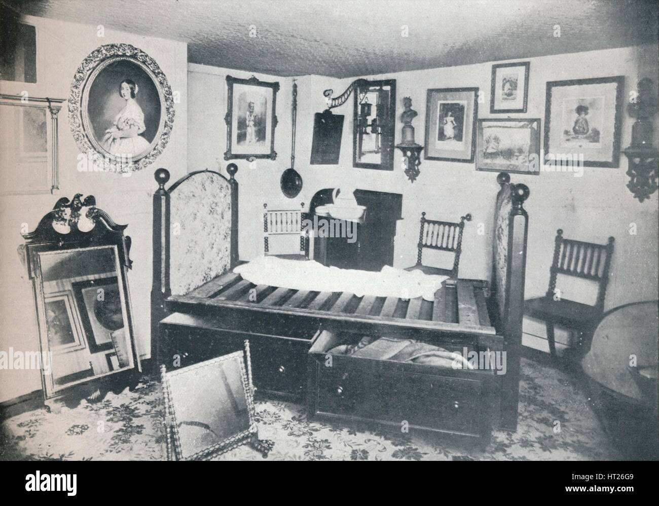 "Letto e i mobili della camera occupata dalla Principessa Victoria a Broadstairs', c1899, (1901). Artista: Swaine & Co. Foto Stock