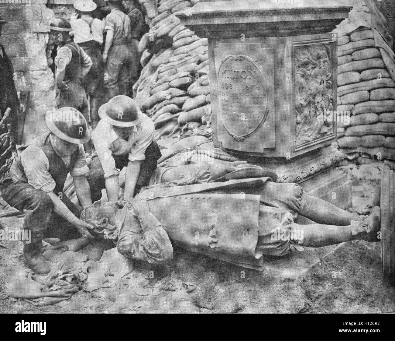 Tutta la notte Raid in Gran Bretagna il capitale - Statua di John Milton', 1940, (1940). Artista: sconosciuto. Foto Stock