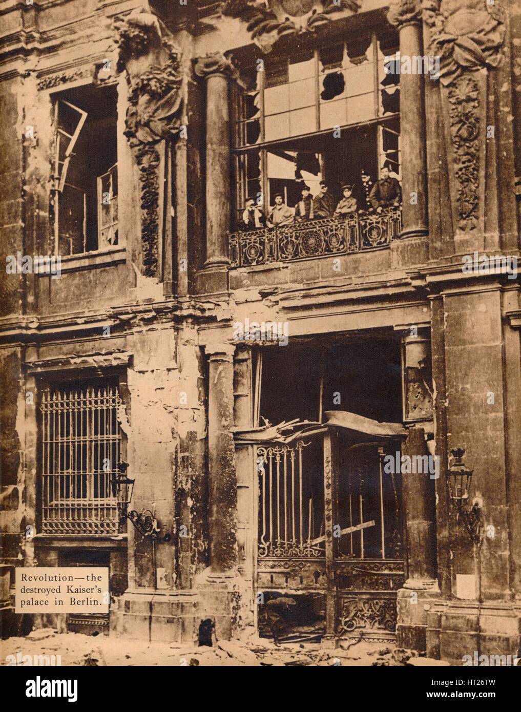 I membri del popolo della divisione Marine sul balcone del Palazzo di Città, dicembre 1918, 1918, (193 Artista: sconosciuto. Foto Stock