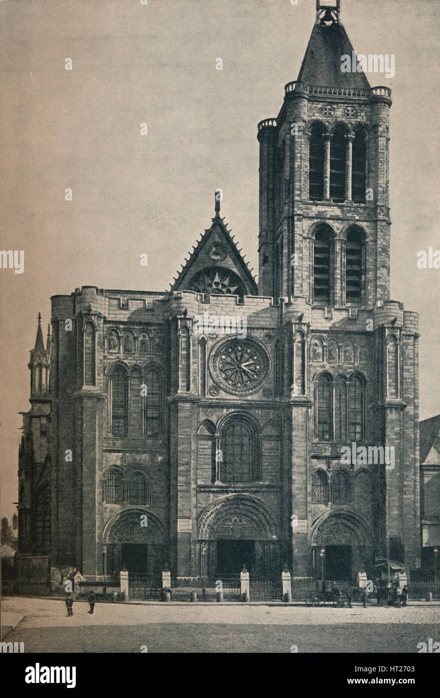 "Davanti alla chiesa abbaziale di Saint Denis, il luogo di sepoltura di re francesi', c1906, (1907). Artista: sconosciuto. Foto Stock