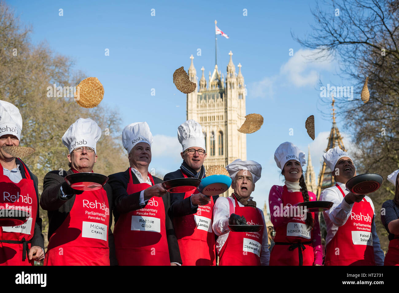 L-R George Parker, Michael Crick, Robbie Gibb, James Landale, Alastair Stewart, Mia Wormesley & Fasial Islam. MPs, Signori e media i partecipanti alla XX Rehab annuale Pancake parlamentare gara a Victoria Gardens in Westminster, Londra, Regno Unito. Foto Stock