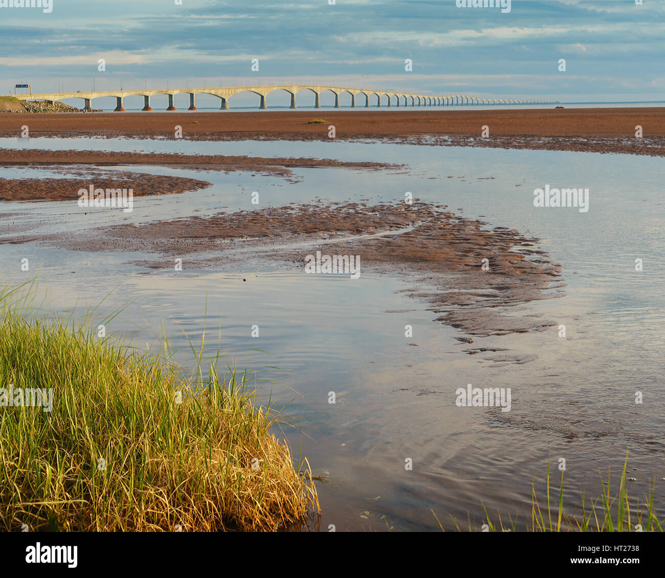 Vista della Confederazione Bridge da Prince Edward Island con la bassa marea. Foto Stock