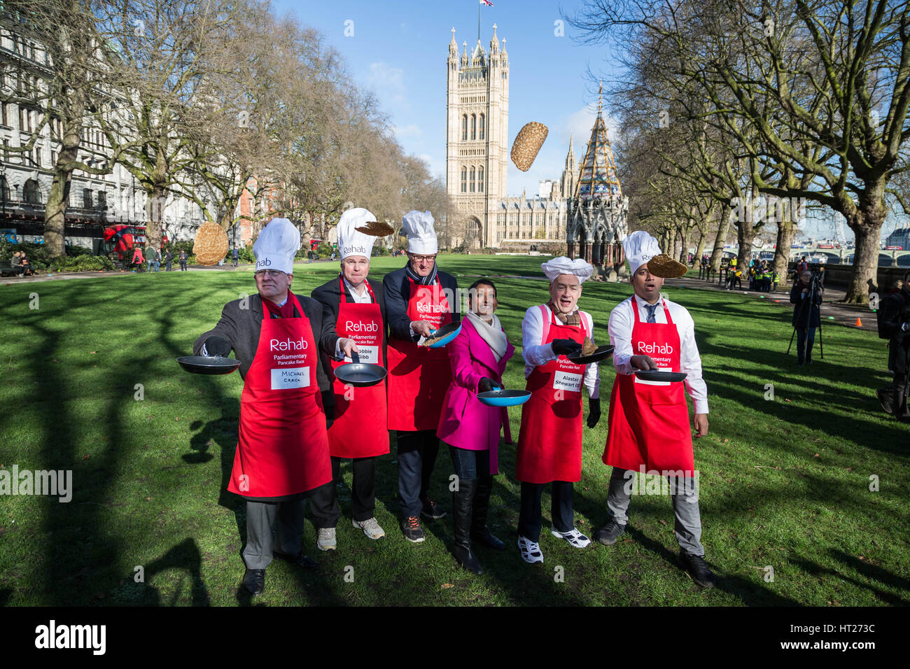 L-R Michael Crick, Robbie Gibb, James Landale, Naga Munchetty, Alastair Stewart e Faisal Islam. MPs, Signori e media i partecipanti alla XX Rehab annuale Pancake parlamentare gara a Victoria Gardens in Westminster, Londra, Regno Unito. Foto Stock