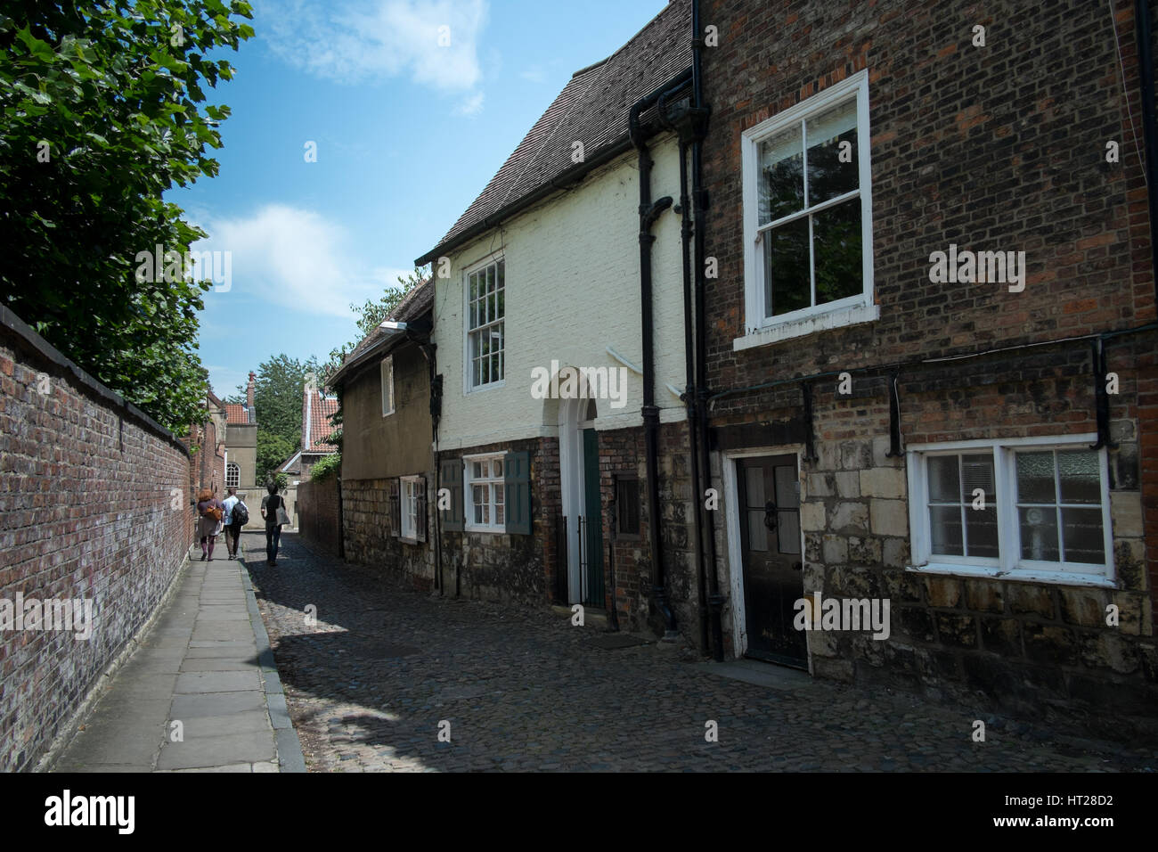 Un idilliaco tranquilla strada di ciottoli in antiche York, North Yorkshire, Regno Unito. Foto Stock