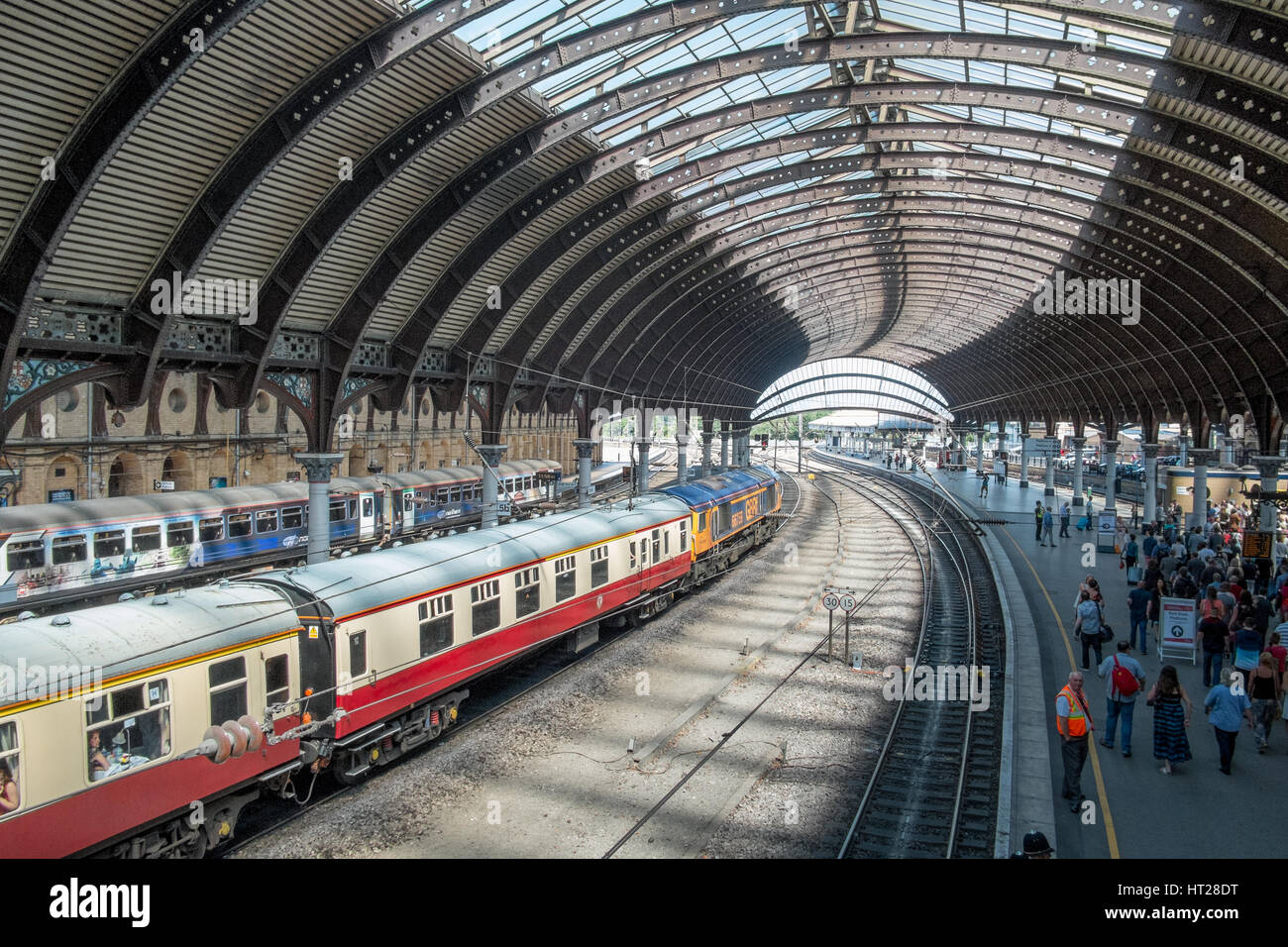 La stazione ferroviaria di York con rail tour treno, con ombre dal sole estivo, Yoek, Gran Bretagna Foto Stock