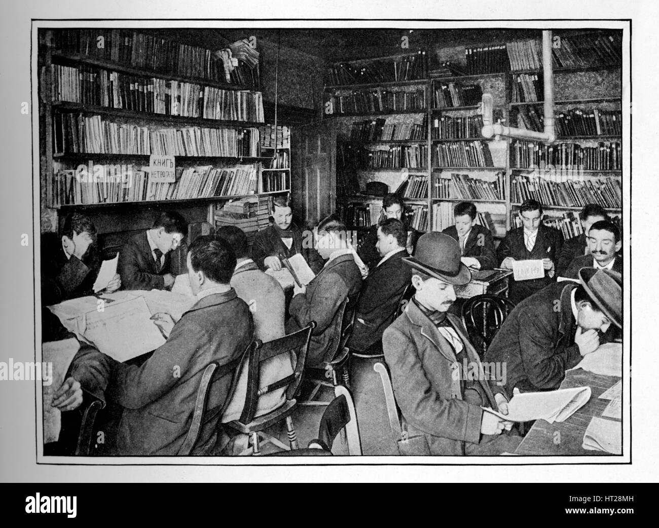 Il free Russian biblioteca e sala lettura, 15 Whitechapel Road, Stepney, Londra, c1901 (1901). Artista: sconosciuto. Foto Stock