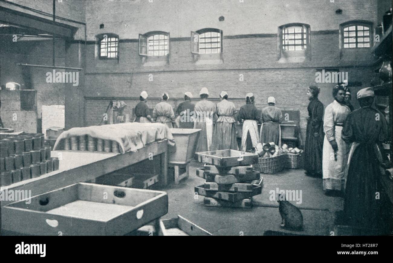 Nella cucina della prigione di Holloway, Londra, c1901 (1901). Artista: sconosciuto. Foto Stock