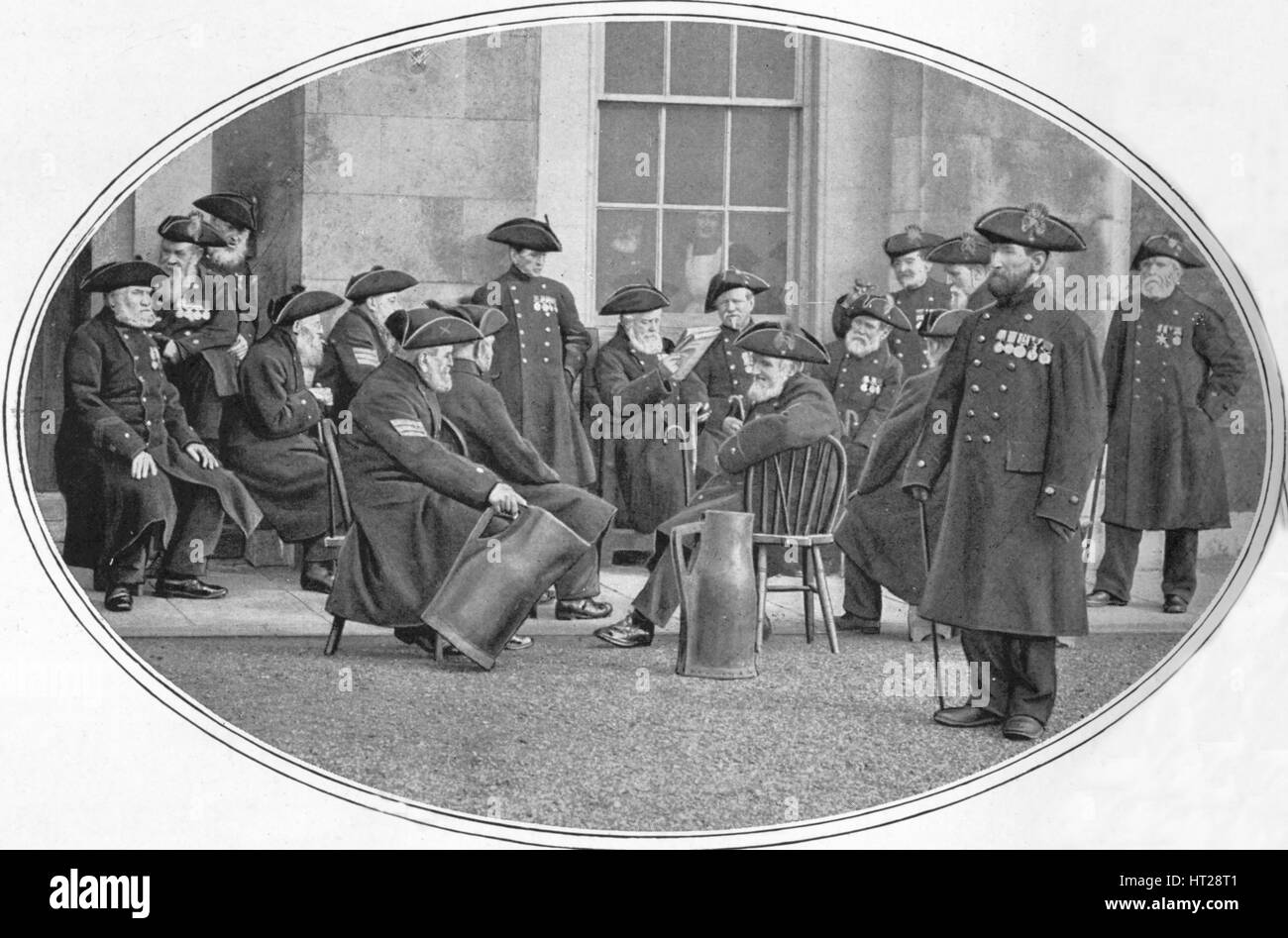 Chelsea pensionati con 'black jacks', Londra, c1901 (1901). Artista: sconosciuto. Foto Stock