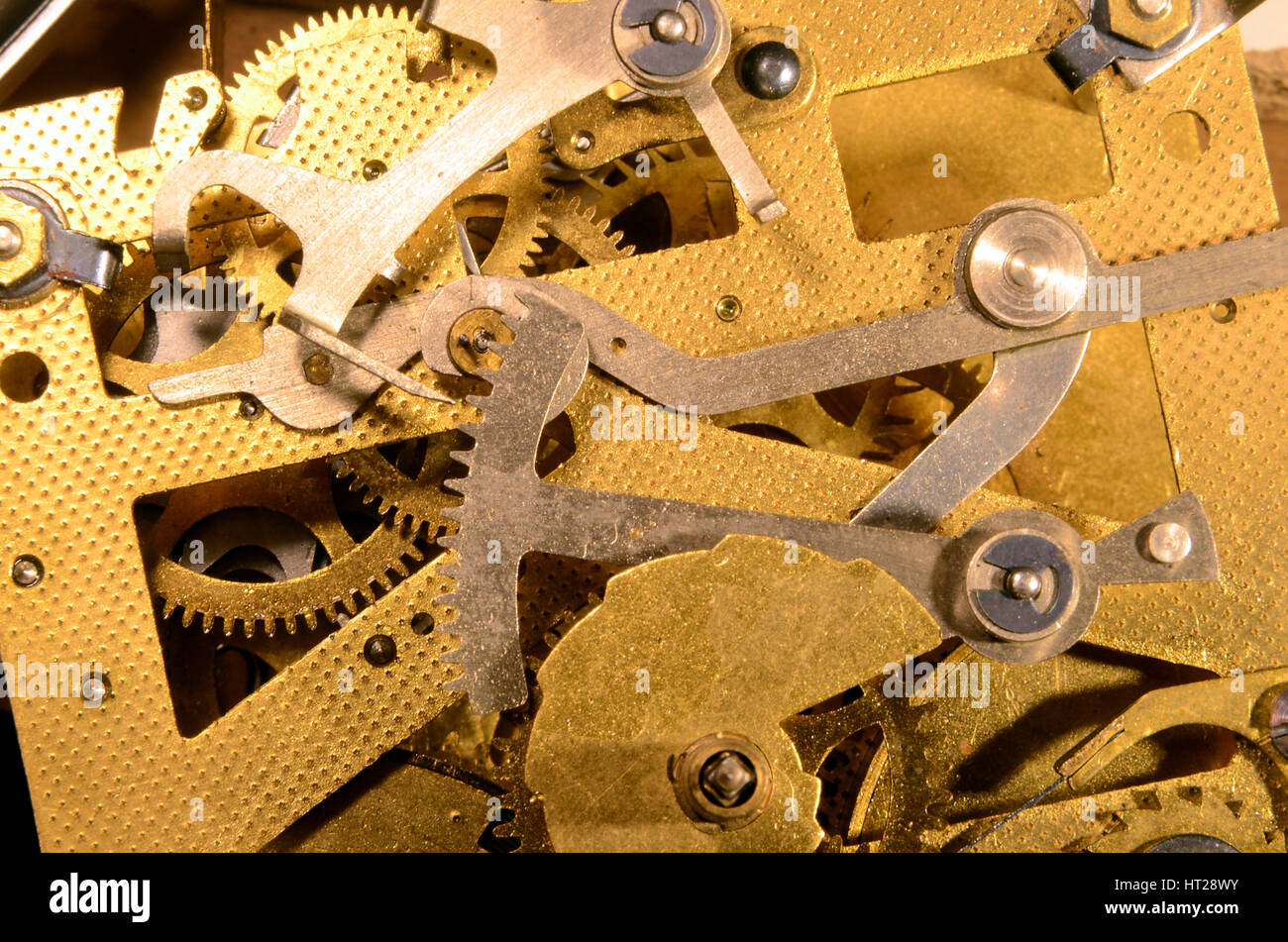 Primo piano su macchinari di un vecchio orologio meccanico, con lo  scappamento come oggetto primario Foto stock - Alamy