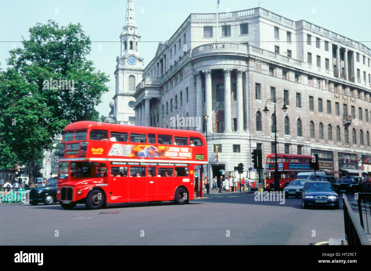 London street scene 1999 al di fuori del Sud Africa ambasciata. Artista: sconosciuto. Foto Stock