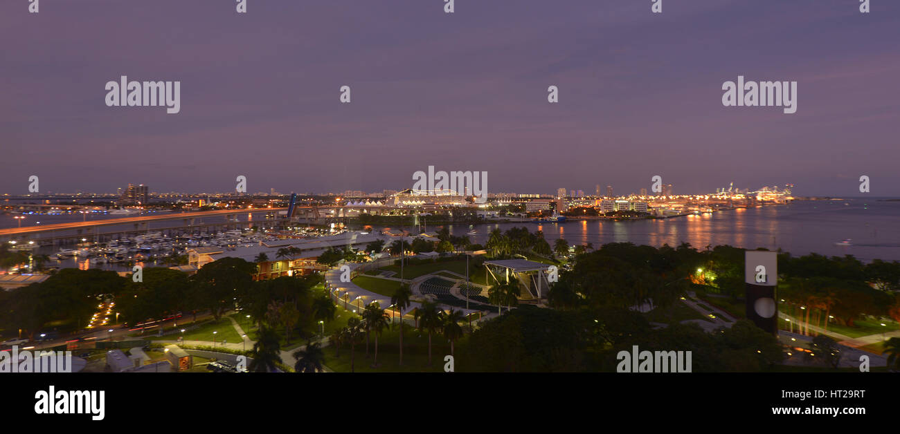Le luci del tramonto di Biscayne Boulevard, American Airlines Arena e lo skyline di Miami, Florida, Stati Uniti d'America Foto Stock