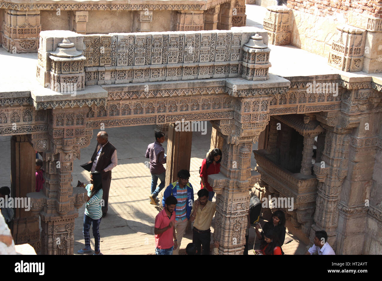 Vista dalla cima, turistico esplorare gli intricati intagli nella fase Adalaj ben, Ahmedabad, Gujarat, India Foto Stock