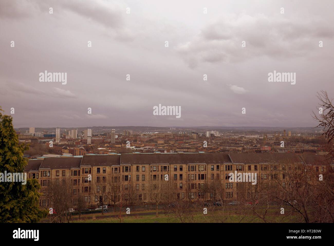 Paesaggio urbano panoramica vista aerea di Glasgow a sud-ovest con tenements in primo piano Foto Stock
