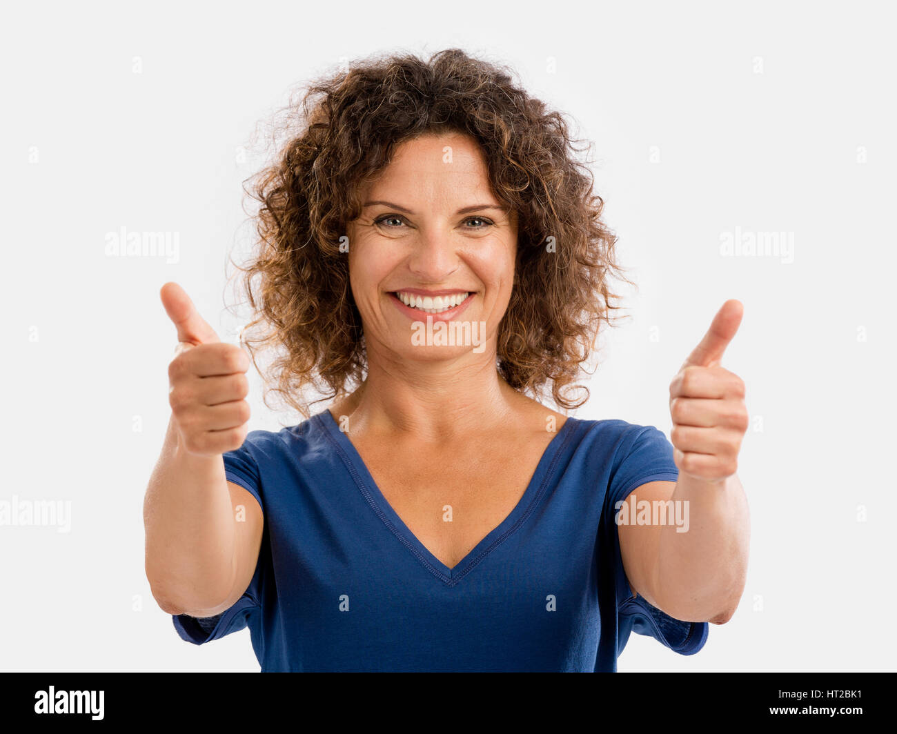 Ritratto di un sorridente donna di mezza età con il pollice in alto Foto Stock