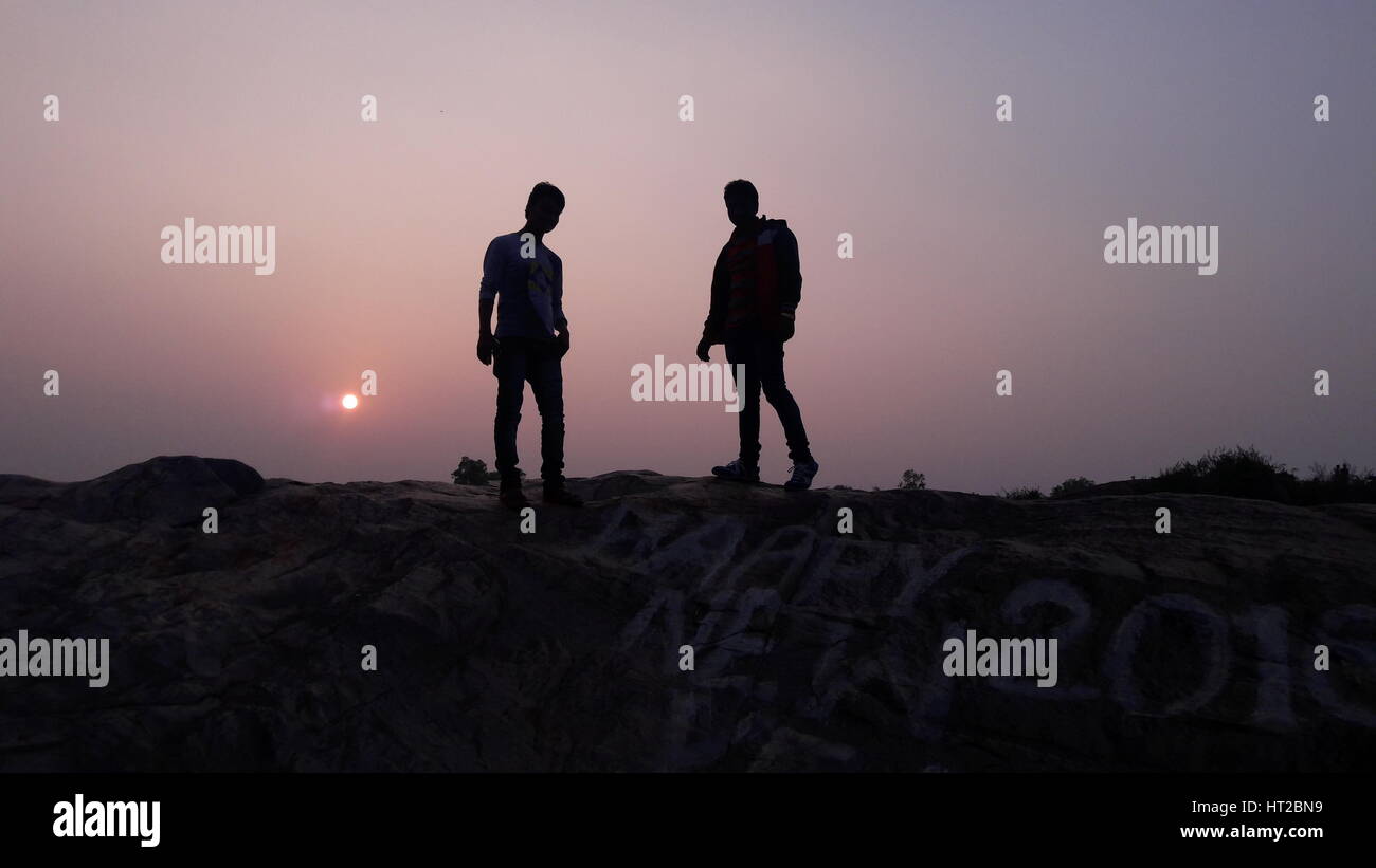 Due uomini di stare su una roccia. Foto Stock