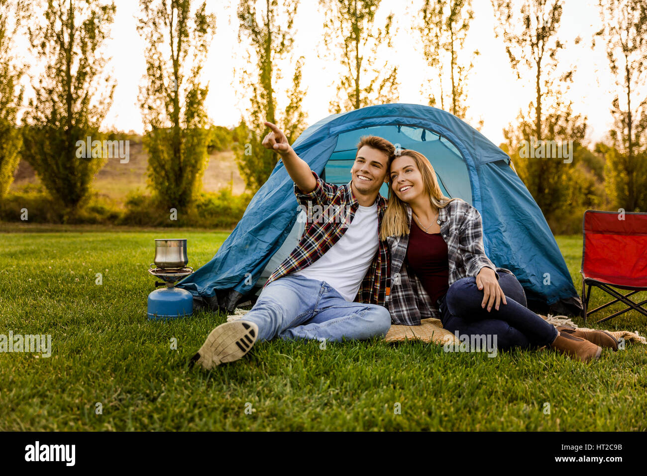 Colpo di una coppia felice camping sulla natura e puntamento da qualche parte Foto Stock