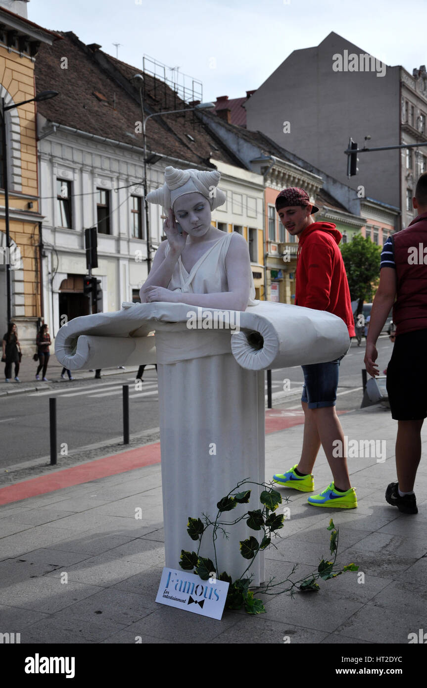 CLUJ NAPOCA - 24 Maggio: statua vivente, donna, performer di strada facendo un musicista di strada mime all'interno del Man In.Fest durante i giorni di Cluj Cluj. Il 24 maggio 2015 Foto Stock