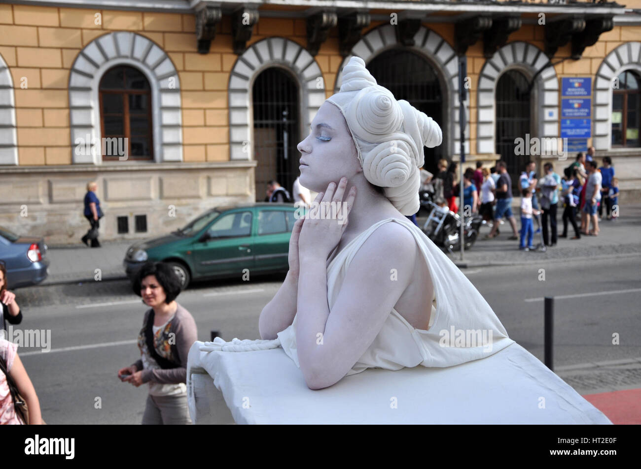 CLUJ NAPOCA - 24 Maggio: statua vivente, donna, performer di strada facendo un musicista di strada mime all'interno del Man In.Fest durante i giorni di Cluj Cluj. Il 24 maggio 2015 Foto Stock