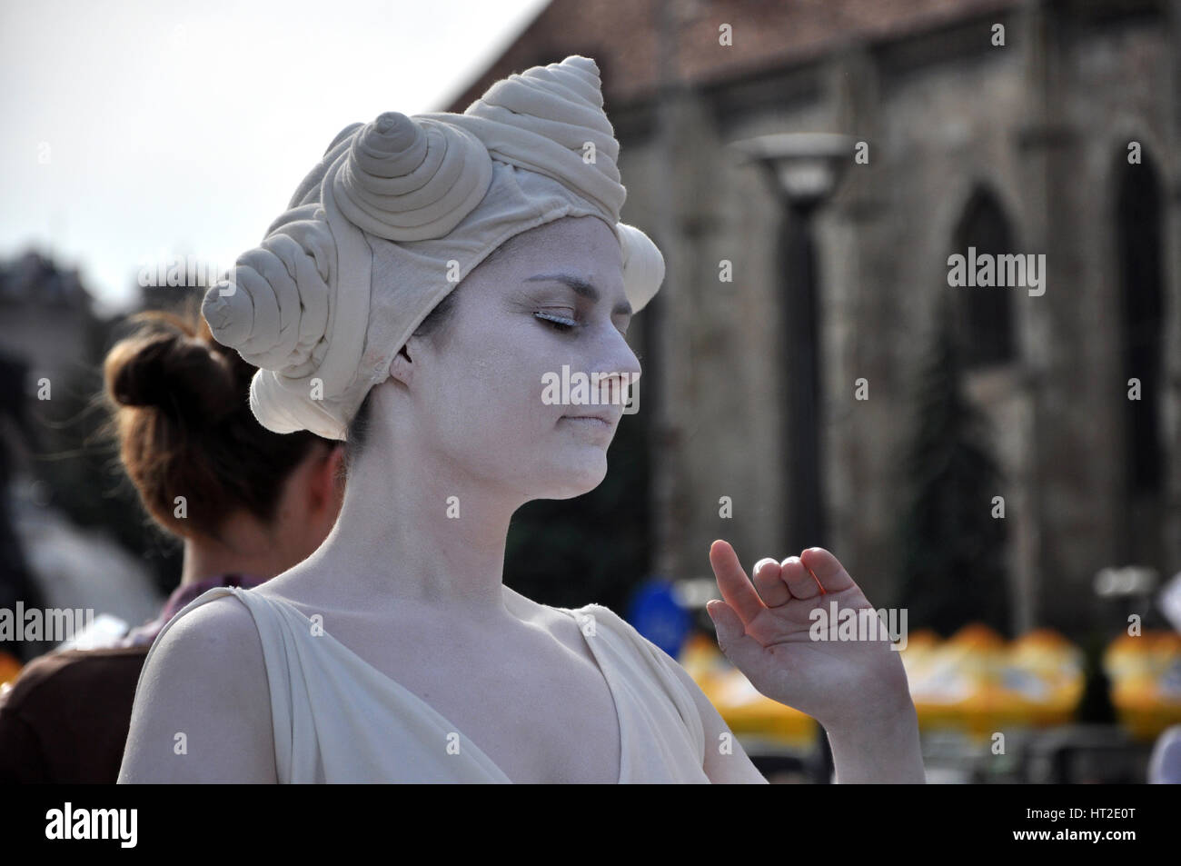 CLUJ NAPOCA - 24 Maggio: statua vivente, donna, performer di strada facendo un musicista di strada mime all'interno del Man In.Fest durante i giorni di Cluj Cluj. Il 24 maggio 2015 Foto Stock