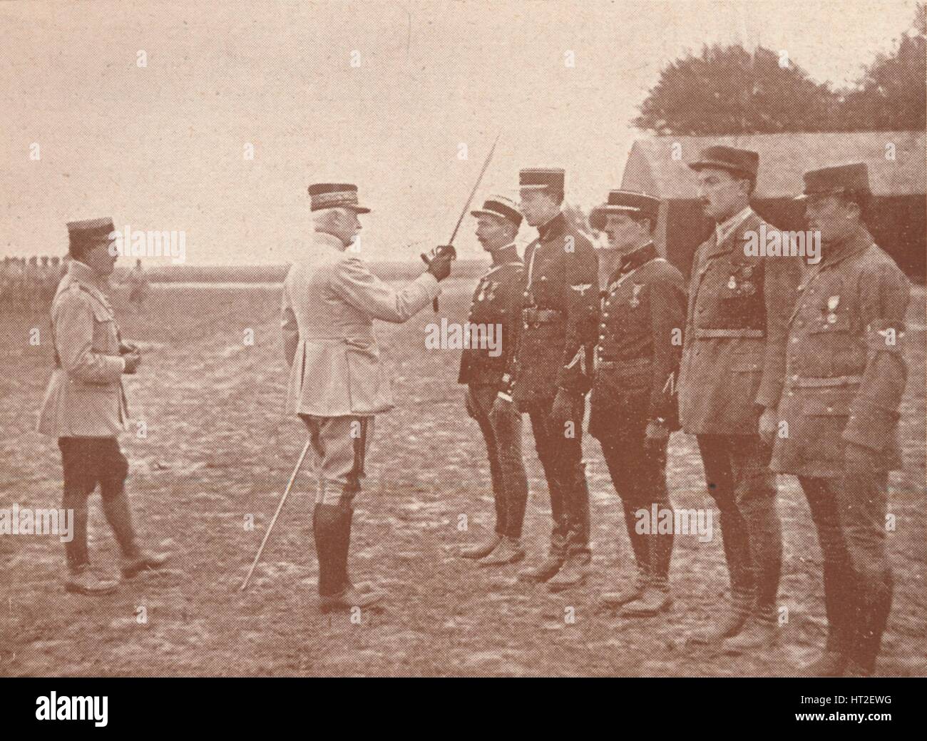 Un generale francese il conferimento di decorazioni su aviatori, c1918 (1919). Artista: sconosciuto. Foto Stock