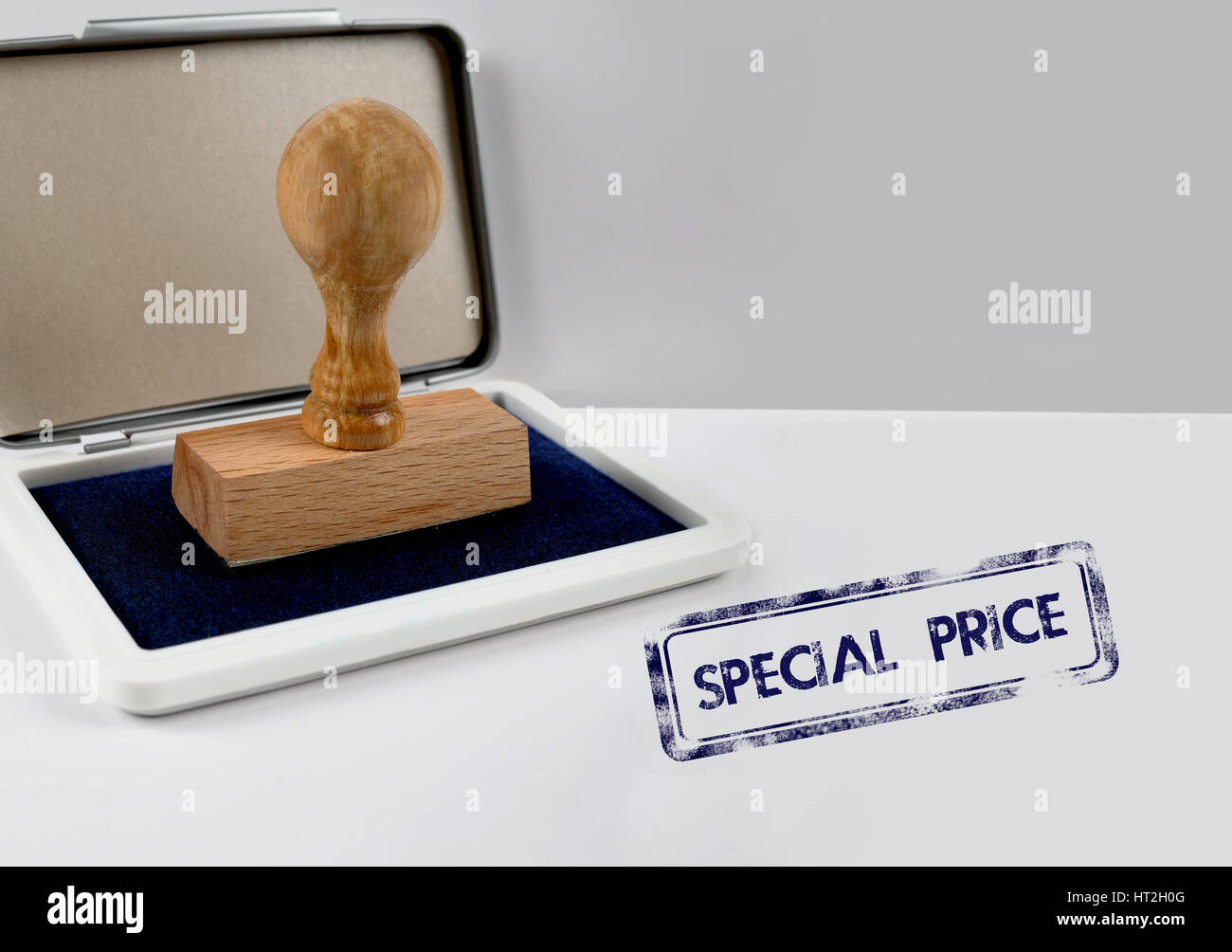 Francobollo di legno su un banco a prezzo speciale Foto Stock