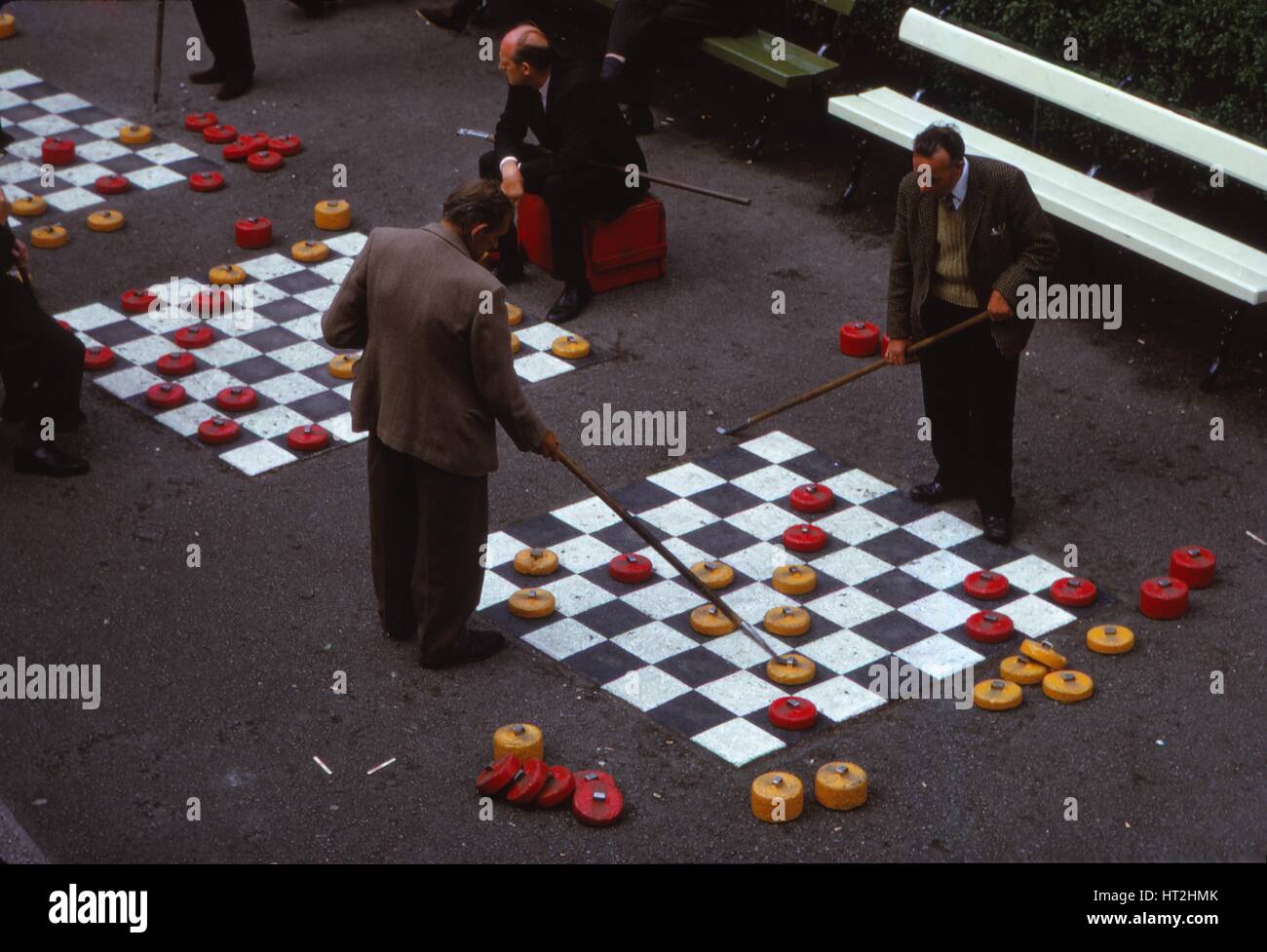 Gioco esterno delle bozze in unione giardini a terrazza nel centro della città, Aberdeen Scotland, c1960s. Artista: CM Dixon. Foto Stock