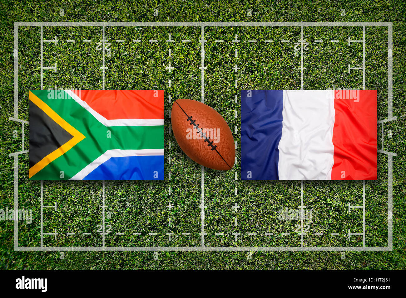 Sud Africa vs. Francia bandiere sul verde del campo di rugby Foto Stock