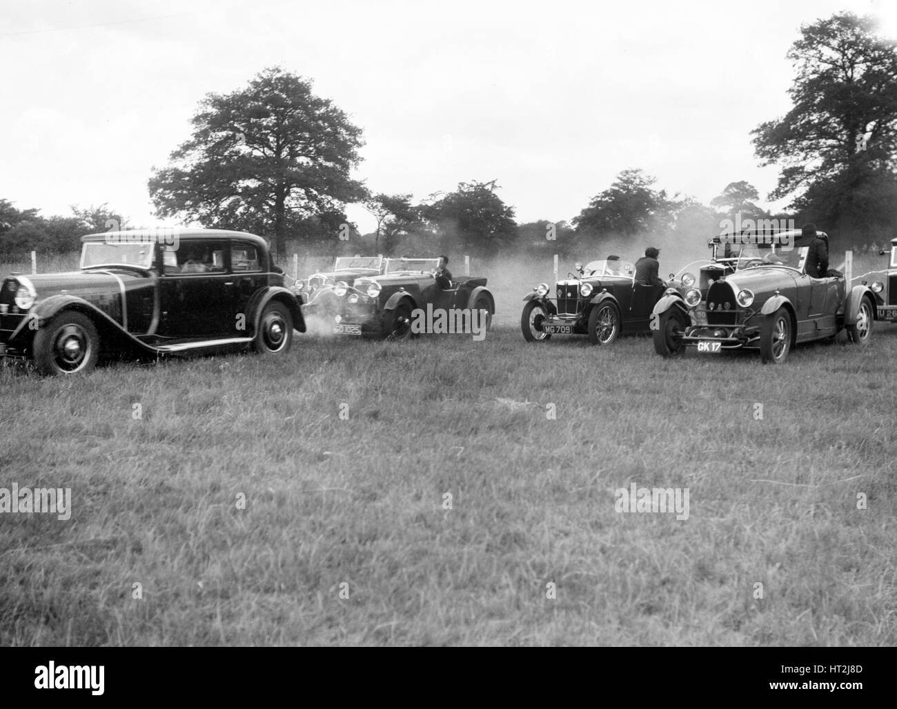 Le auto che prenderanno parte alla Bugatti Owners Club gymkhana, 5 luglio 1931. Artista: Bill Brunell. Foto Stock