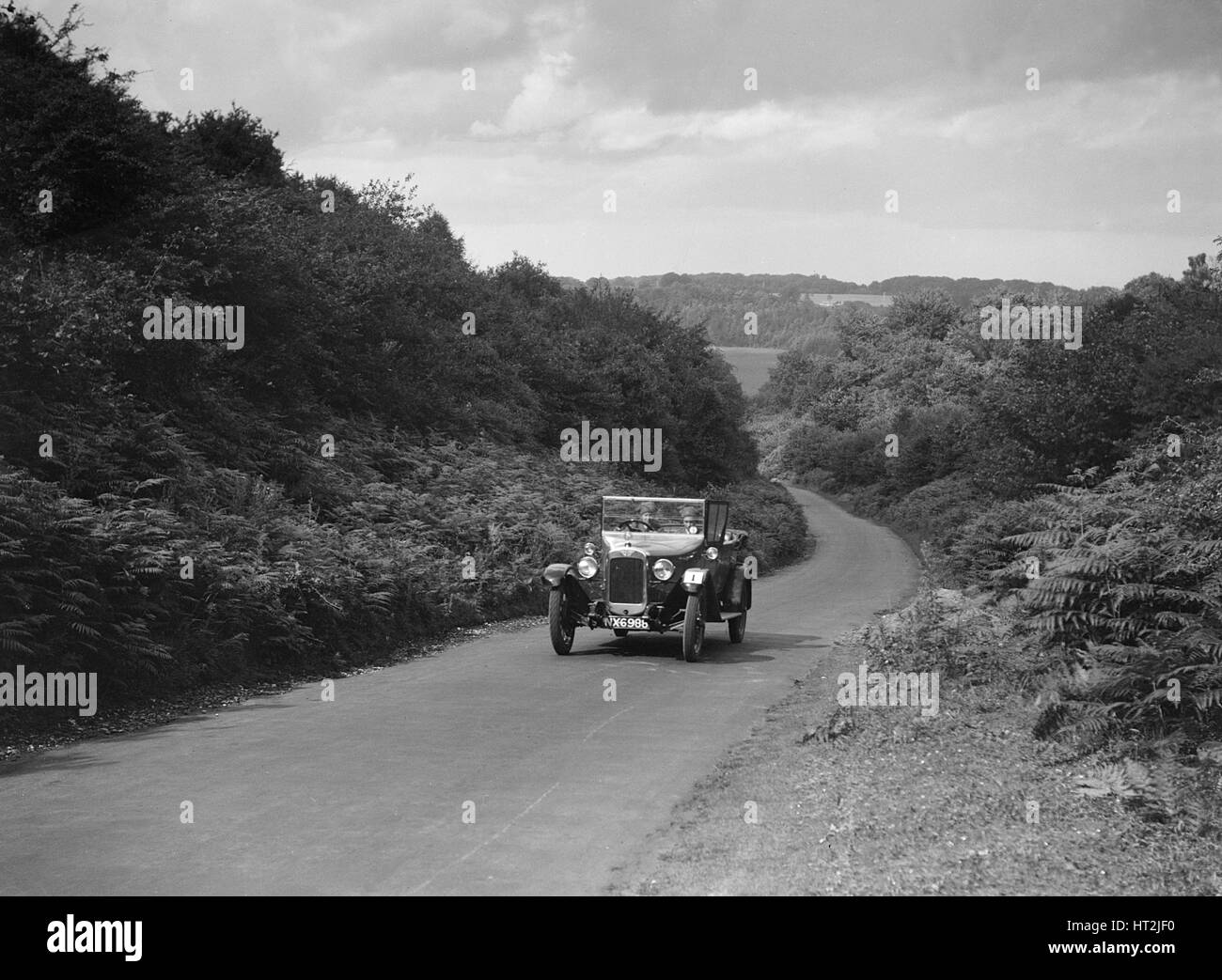 Austin 12/4 prendendo parte ad un primo aiuto Yeomanry infermieristica trial o rally 1931. Artista: Bill Brunell. Foto Stock