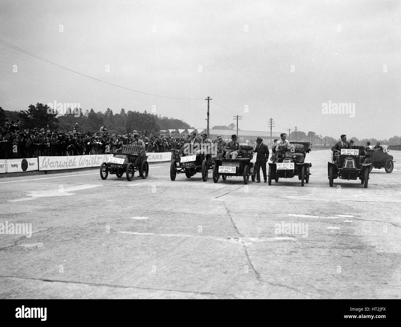 Vetture concorrenti del BARC Daily Sketch vecchio rende inabile al lavoro gara, Brooklands, 1931. Artista: Bill Brunell. Foto Stock