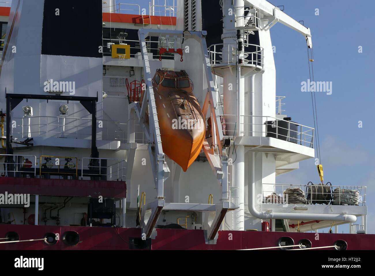 Lorient, Francia - 4 Marzo 2017: dettagli della vita racchiuso in barca e life boat gru sulla moderna marina mercantile nave Foto Stock