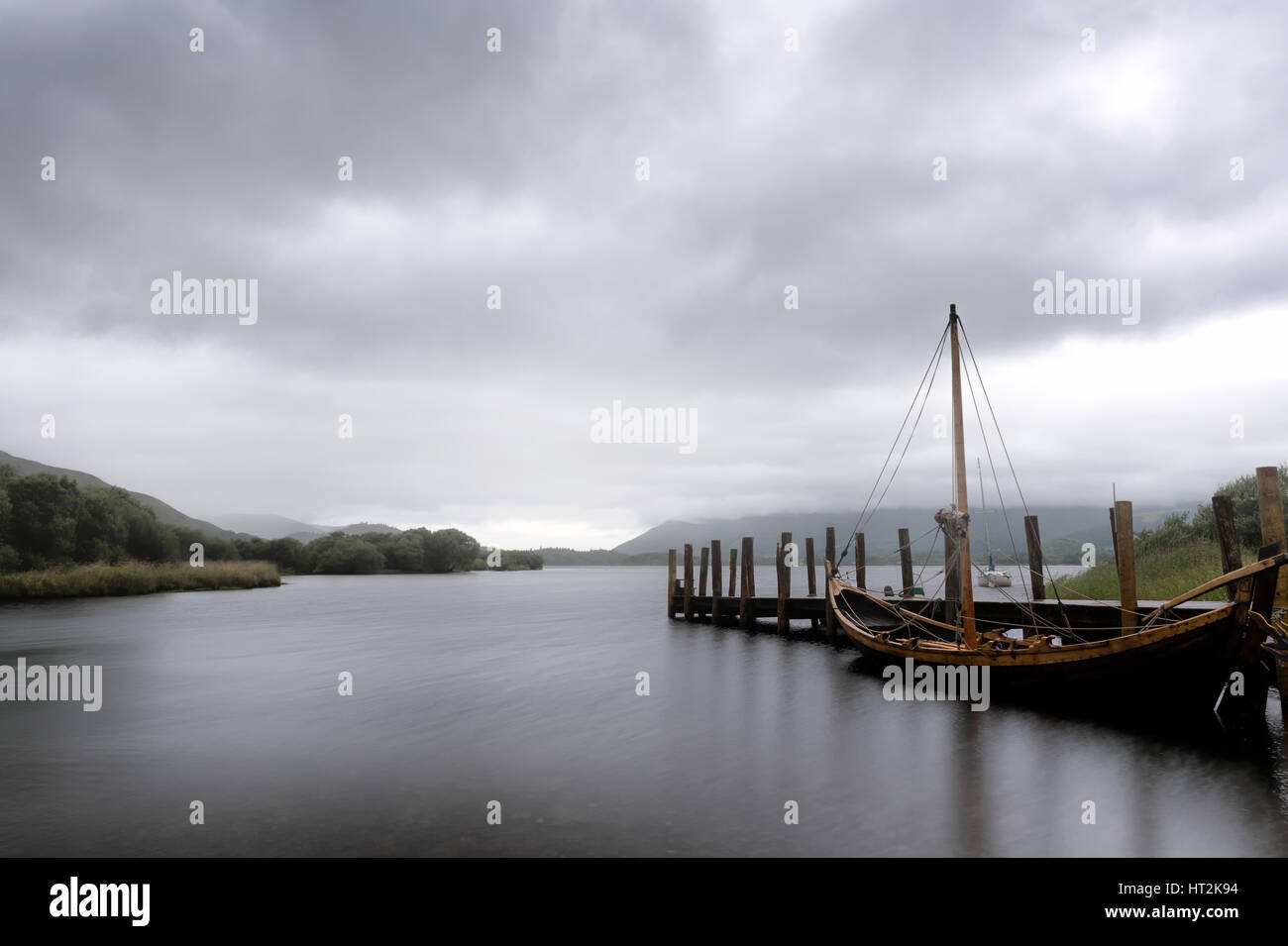 Una fredda mattina nuvoloso al Derwent Water nel Parco Nazionale del Distretto dei Laghi, Regno Unito Foto Stock