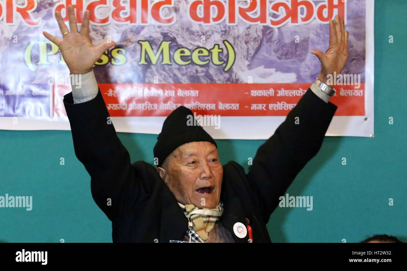 Kathmandu, Nepal. 6 Mar, 2017. Min Bahadur Sherchan, un 86-anno-vecchio ex Gurkha onde ai media persone dopo aver espresso il suo piano per diventare la persona più anziana mai alla conquista di Mt. Everest durante un incontro stampa organizzato a Kathmandu, Nepal. In precedenza aveva ricoperto il record dopo aver scalato la montagna nel 2008, è ancora una volta facendo un tentativo di recuperare il suo titolo come il più antico del mondo persona alla sommità del monte Everest nel mese di aprile di quest'anno come egli non ha avuto successo nel 2015 a causa di terremoto. Credito: Sunil Sharma/ZUMA filo/Alamy Live News Foto Stock