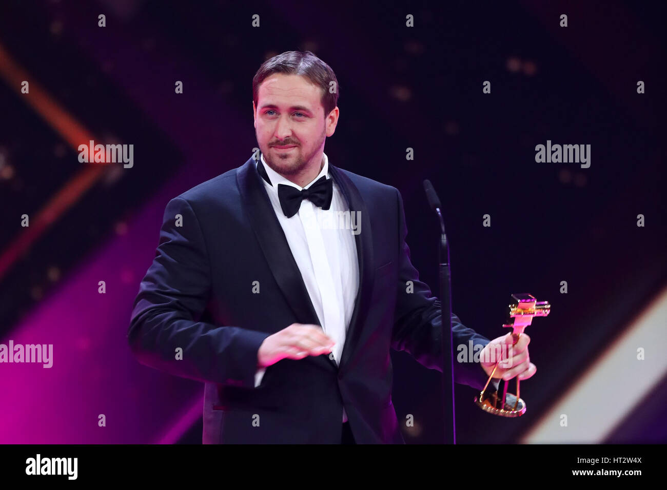 Amburgo, Germania. 04 Mar, 2017. Ludwig Lehner, un tedesco di Ryan Gosling doppio, sul palco dopo l annuncio del film "La La terra' come miglior film internazionale - uno scherzo, come host Steven Gaetjen rapidamente viwers informato presso la cinquantaduesima Golden fotocamera Film & TV awards 2017 ad Amburgo, Germania, 04 marzo 2017. Foto: Christian Charisius dpa/piscina/dpa/Alamy Live News Foto Stock
