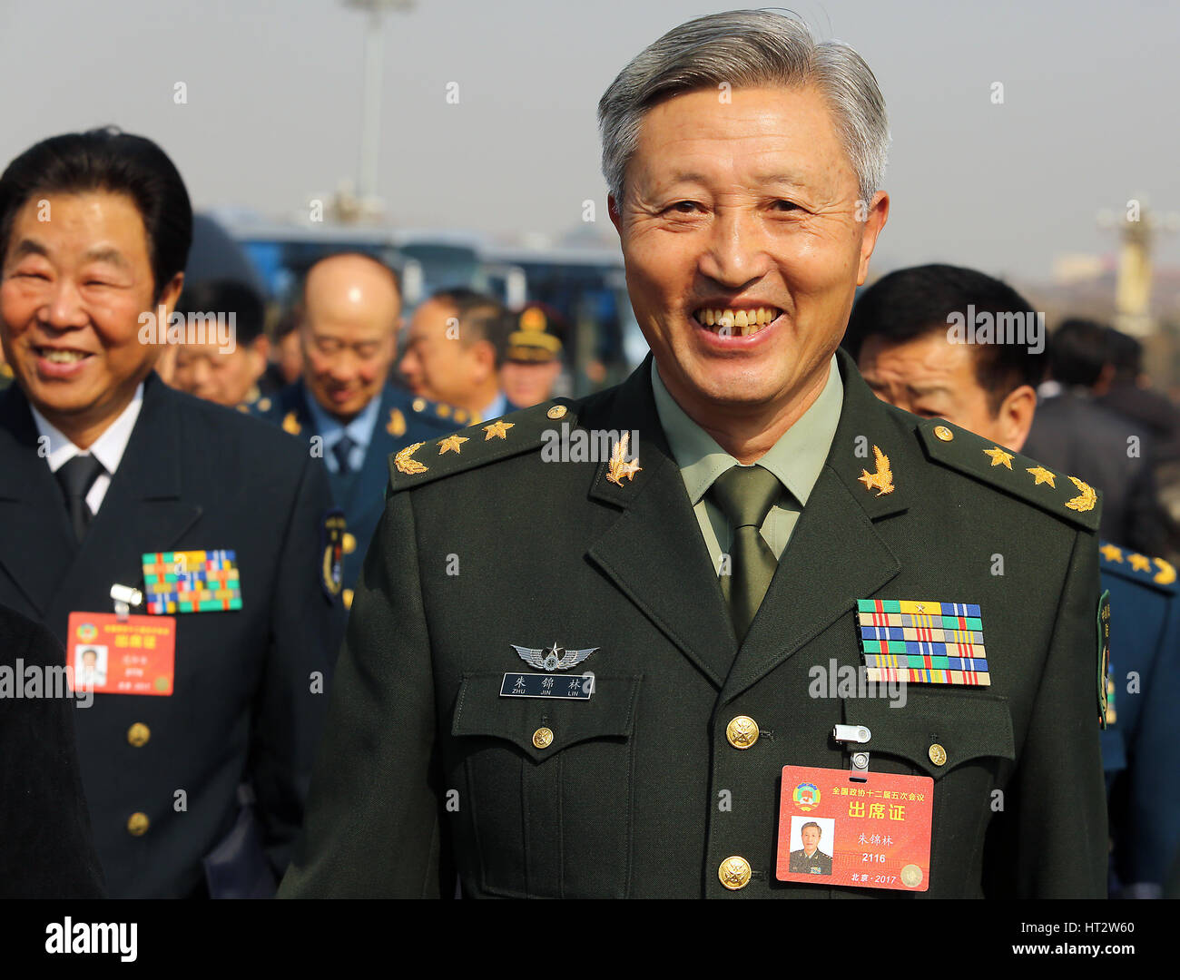 Pechino, Cina. 3 Mar, 2017. Militare Cinese i delegati arrivano sulla piazza Tiananmen per la apertura della quinta sessione del XII la Conferenza consultiva politica del popolo cinese (Cpcpc) presso la Grande Sala del Popolo di Pechino il 3 marzo 2017. Il Cpcpc svolge un ampiamente simbolico ruolo governativo, con la riunione dei membri una volta l'anno per discutere le politiche sociali ed economiche, fra loro ricchi business leader, sport stars e membri di potenti famiglie politiche. Credito: Stephen rasoio/ZUMA filo/Alamy Live News Foto Stock