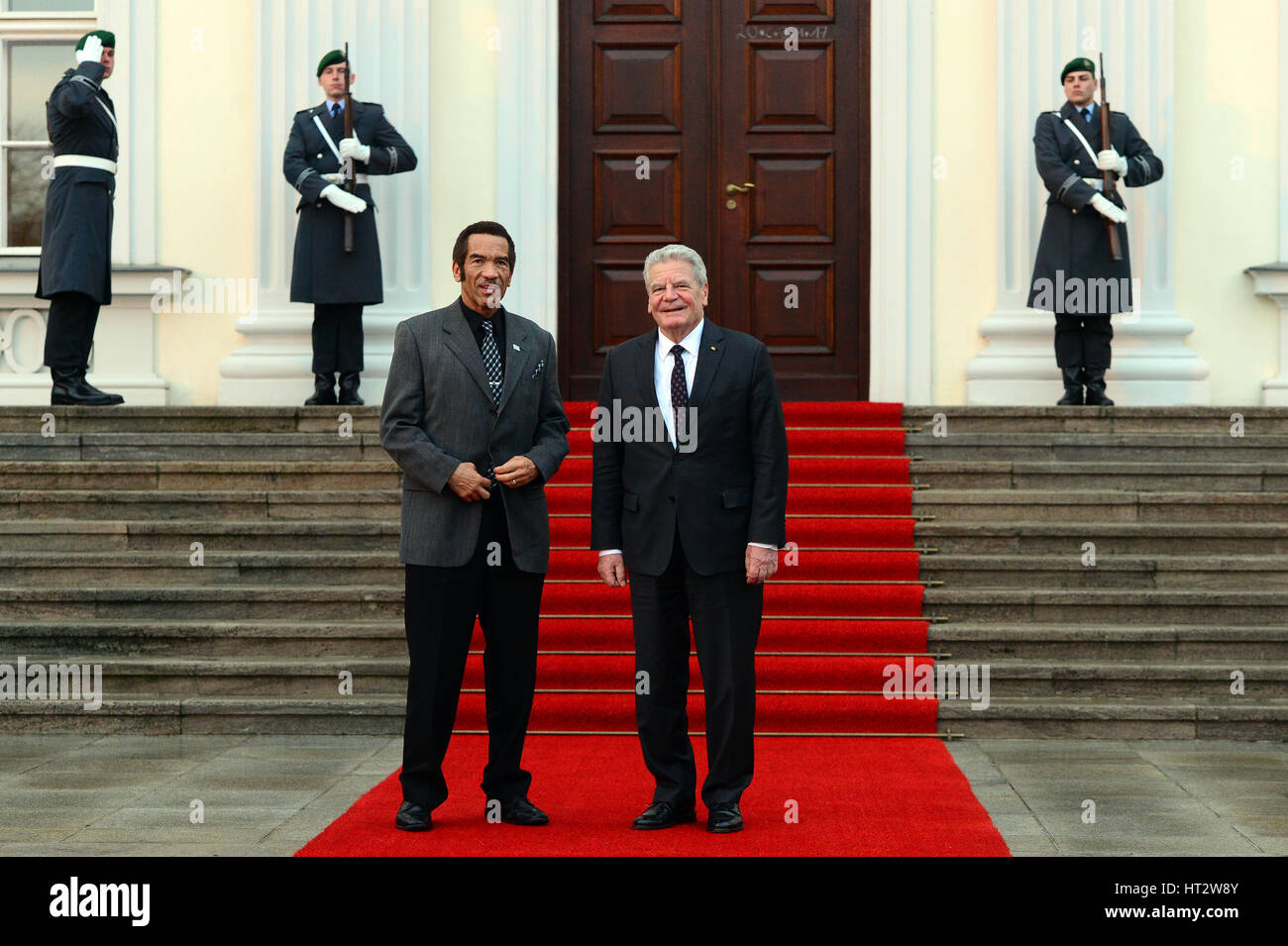 Berlino, Germania. 06 Mar, 2017. Il presidente tedesco Joachim Gauck (R) con il presidente del Botswana Seretse Khama esposto Ian Khama esposto a Berlino, Germania, 06 marzo 2017. Khama esposto è l'ultimo official guest Gauck riceverà in il Bellevue Palace nel suo ruolo di presidente della Germania. Foto: Maurizio Gambarini/dpa/Alamy Live News Foto Stock