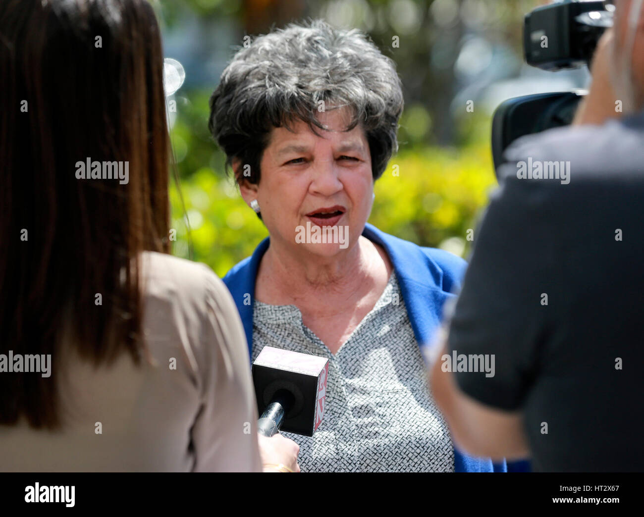 6 marzo 2017 - Florida, Stati Uniti - Lois Frankel parla ai membri dei supporti dopo la conclusione di una tavola rotonda sul luogo di anti-semita attività a Mandel Jewish Community Center di La Palma Spiagge Lunedì, 6 marzo 2017. (Credito Immagine: © Bruce R. Bennett/Palm Beach post via ZUMA filo) Foto Stock