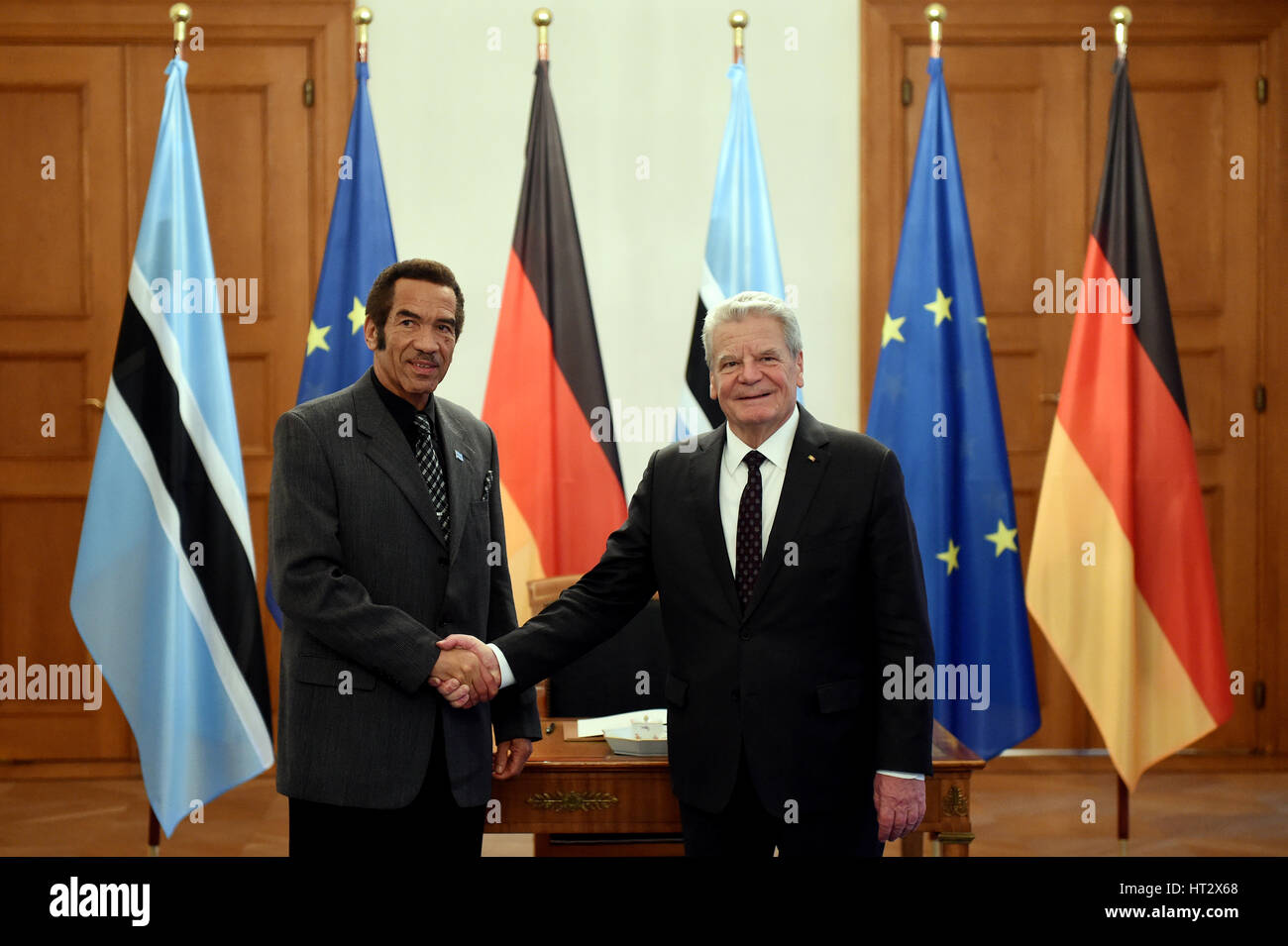 Berlino, Germania. 06 Mar, 2017. Il Presidente tedesco Joachim Gauck (R) riceve il tenente generale Seretse Khama esposto Ian Khama esposto (L), presidente del Botswana, Berlino, Germania, 06 marzo 2017. Khama esposto è stato l'ultimo stato valutazione ricevuta da Gauck al Bellevue Palace durante il suo mandato come Presidente della Repubblica Federale Tedesca. Foto: Maurizio Gambarini/dpa/Alamy Live News Foto Stock