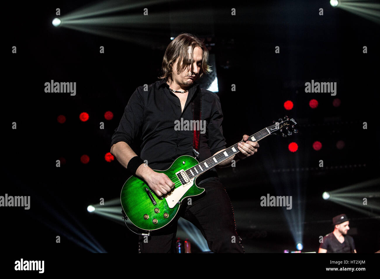 Milano, Italia. 06 Mar, 2017. Banda italiana Modà eseguire live al Mediolanum Forum Credito: Mairo Cinquetti/Alamy Live News Foto Stock